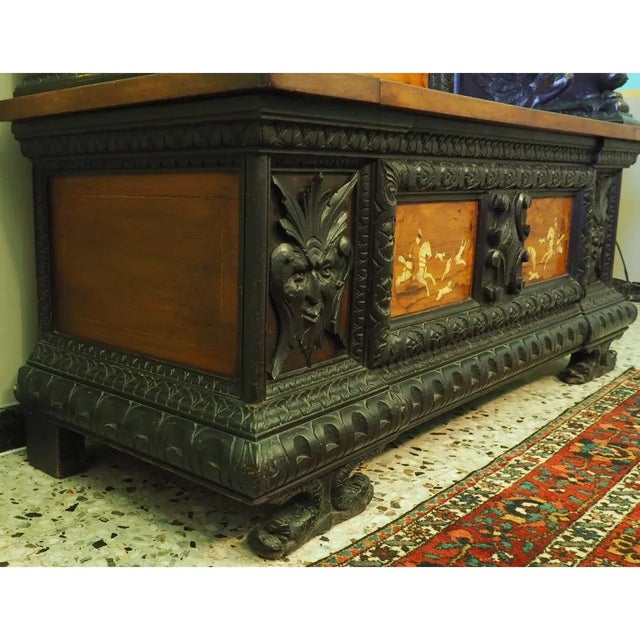 Cassapanca with shoulder back and carvings. Era 800. Good condition, in patina, requires a small restoration in the lower...