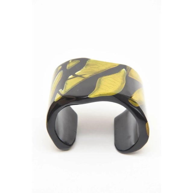 Modern Vintage Signed Frank Vigneri Chartreuse and BLack Plexiglass Sculptural Cuff Bracelet, 1984 For Sale - Image 3 of 10