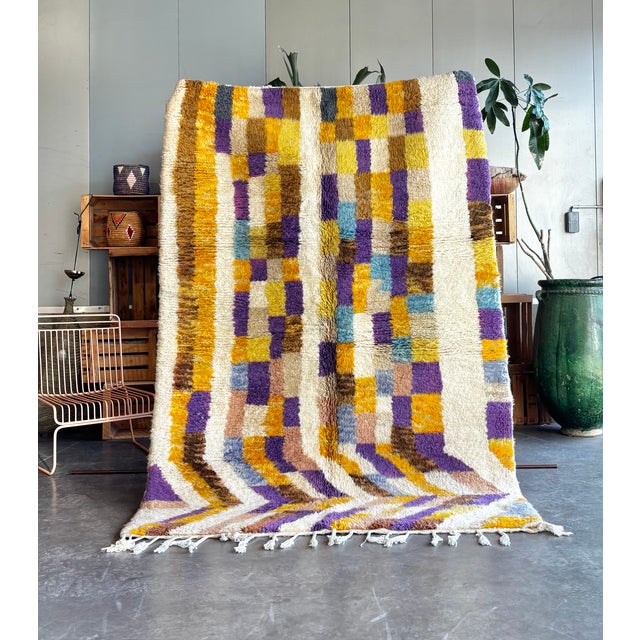 This striking Moroccan Boujad rug is a contemporary interpretation of traditional Berber weaving techniques from the Atlas...