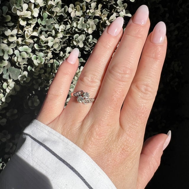 Antique Toi et Moi ring (circa 1880) in 18 carat (750 thousandths) pink gold. It is decorated with rose-cut and old-cut...