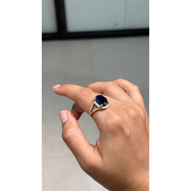 Royal 6.11ct Blue Sapphire Diamond Split-Shank Halo Ring Size 4 in 14k Gold For Sale In New York - Image 6 of 17