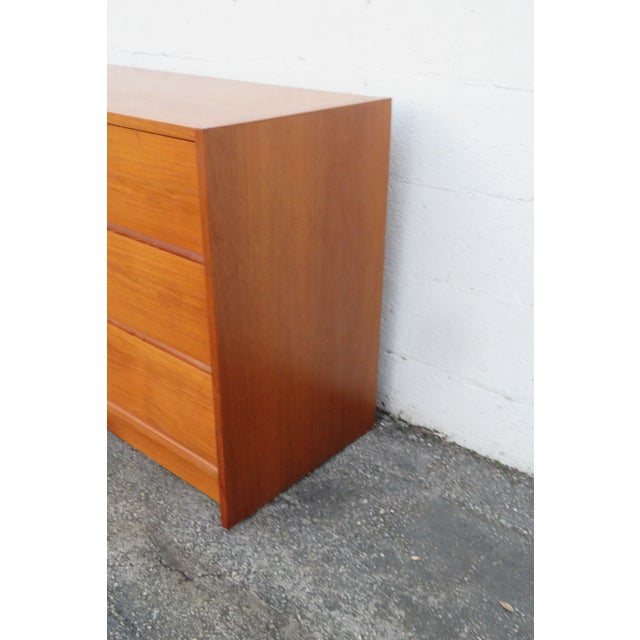 Late 20th Century Danish Modern Mid Century Long Dresser Sideboard Tv Media Console 6203 For Sale - Image 15 of 18