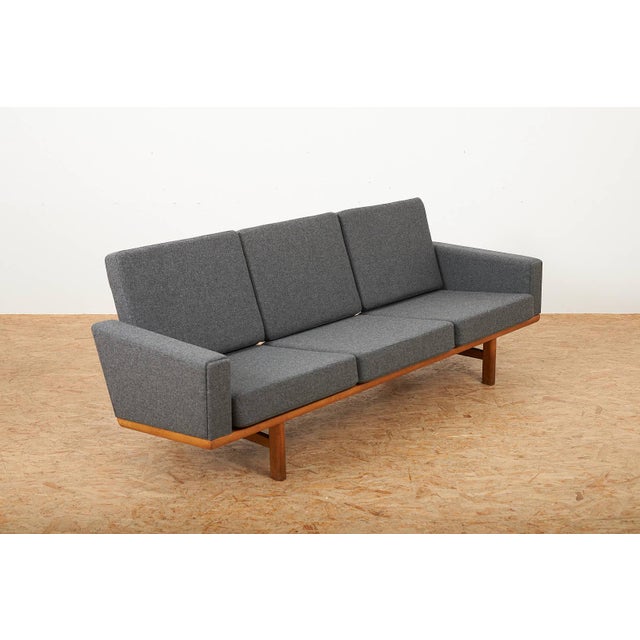 GE-236 Sofa with Frame in Oak by Hans J. Wegner for Getama, 1955 For Sale - Image 4 of 12
