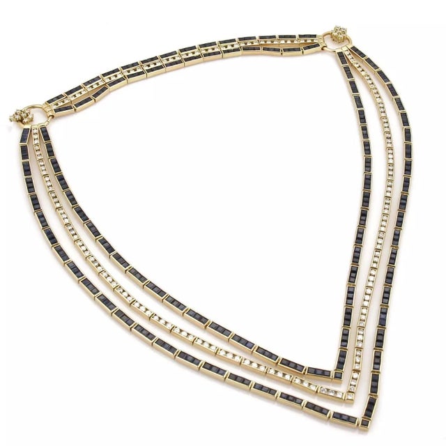 This is an impress Estate necklace, it is crafted from 18k yellow gold with a polished finish featuring 2 open rings with...