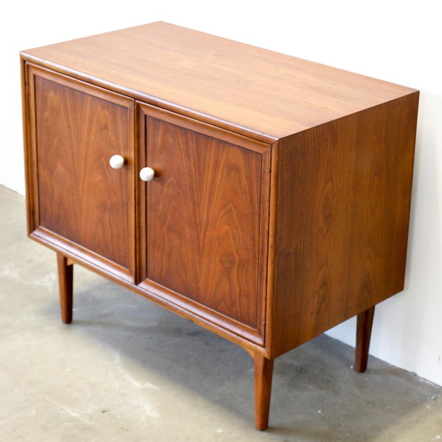 Brown 1950s Drexel "Declaration" Walnut Record Cabinet / Small Sideboard Designed by Stewart MacDougall and Kipp Stewart, Attributed For Sale - Image 8 of 10