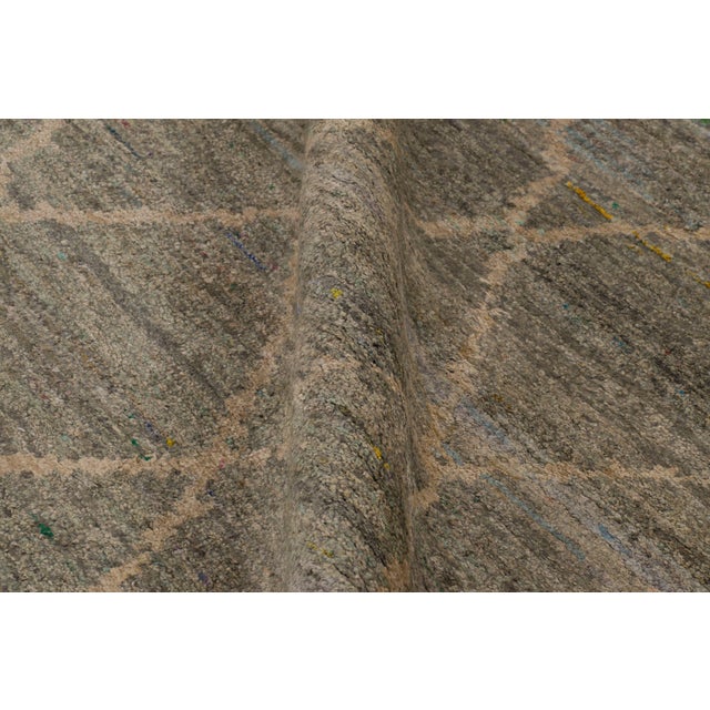 Late 20th Century Contemporary Geometric Diamond Trellis Natural Silk Rug by Rug & Kilim, India For Sale - Image 5 of 10