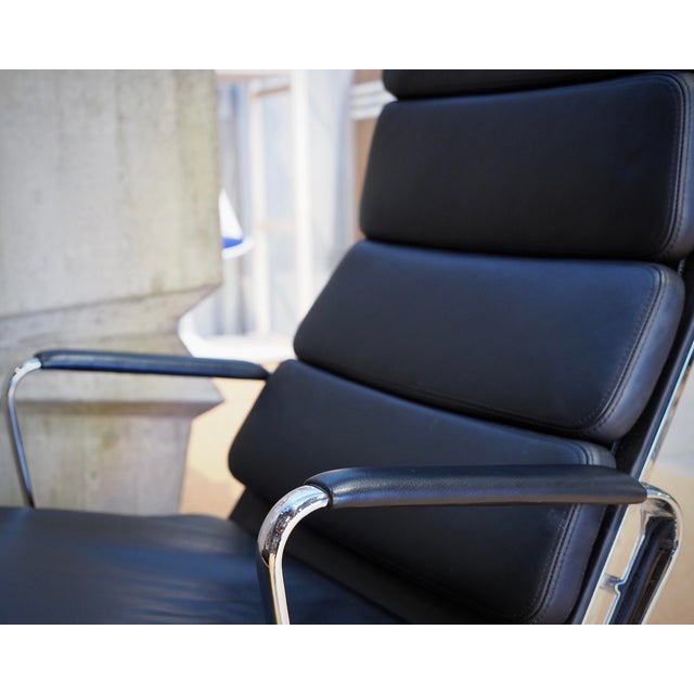 Set of Soft Pad Lounge Chair and Ottoman in Black by Charles & Ray Eames for Vitra, 2000s For Sale - Image 9 of 11