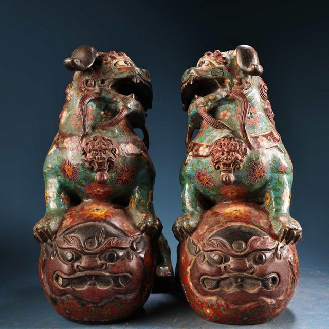 Asian Late 19th Century Pair of Cloisonné Enamel Guardian Lion Joss Stick Holders, 14000g Total For Sale - Image 3 of 9