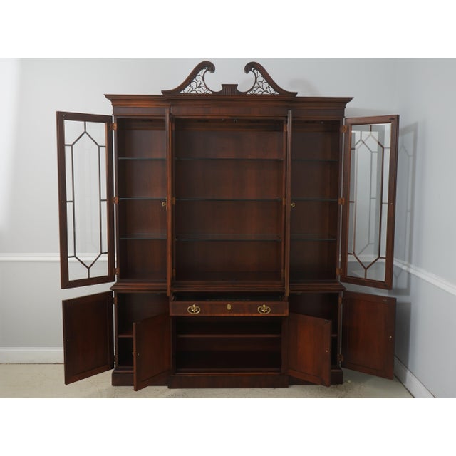Traditional Henredon 4 Door Mahogany China Curio Cabinet For Sale - Image 3 of 18