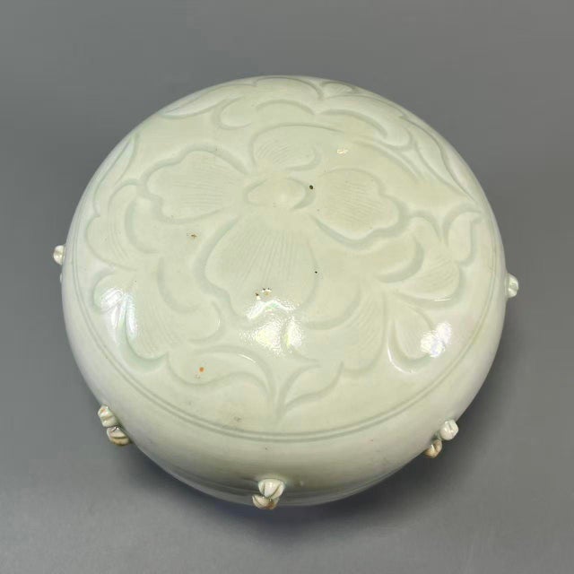Chinese Longquan Celadon Lidded Jar With Embossed Floral‑Pattern and Bead‑Shaped Decorations For Sale - Image 3 of 6
