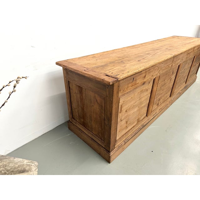 Large Vintage Pine Trade Counter, 1920 For Sale - Image 4 of 18