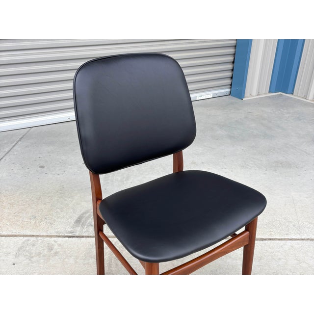 1960s Set of 6 Refinished Danish Modern Teak & Black Vinyl Dining Chairs- Set of 6 For Sale - Image 12 of 15