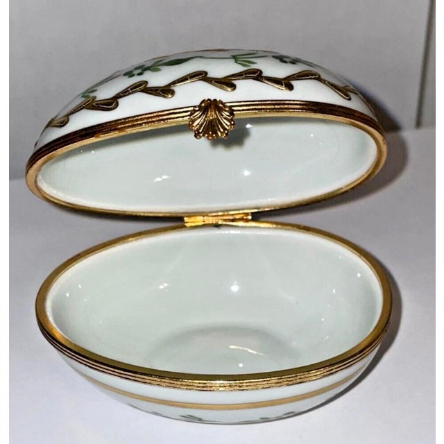 1980s French Limoges Porcelain Jewelry Casket With Gilt Ormolu Mounts For Sale - Image 9 of 11