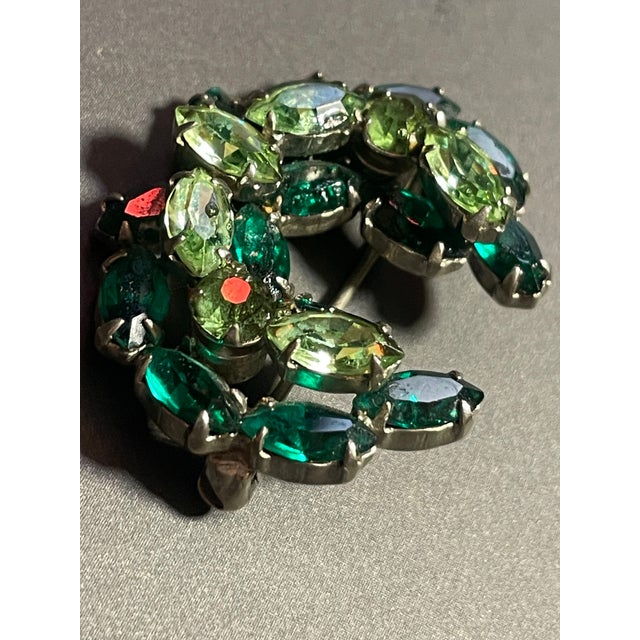 Mid 20th Century DeLizza & Elster Emerald and Peridot Glass Brooch For Sale In South Bend - Image 6 of 7