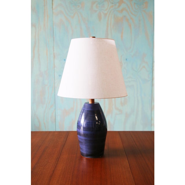 A highly collectable 1960s lamp designed by Jane and Gordon Martz of Marshall Studios in Veedersburg Indiana. These lamps...