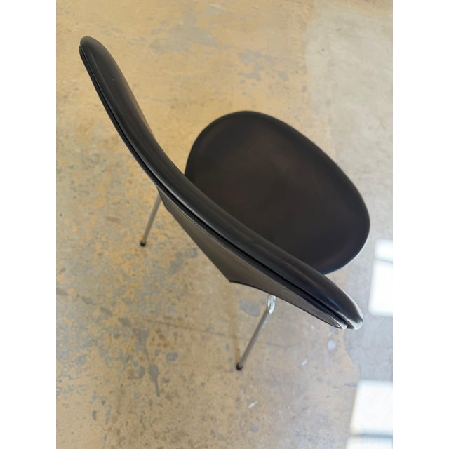 Fritz Hansen Series 7 Upholstered Chair in Black Genuine Leather by Arne Jacobsen for Fritz Hansen For Sale - Image 4 of 13