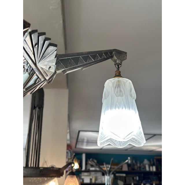 Magnificent silvered bronze chandelier dating from the renowned Art Deco period (1930) in very good condition. It features...