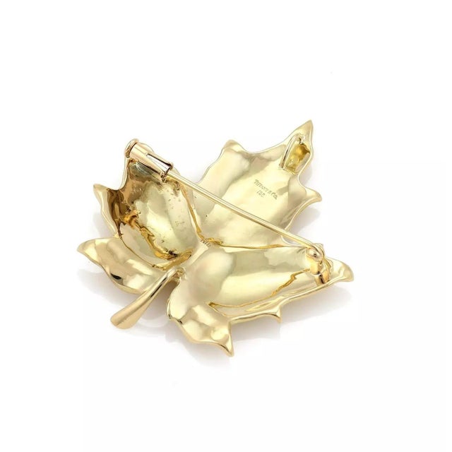 This is an authentic brooch by Tiffany & Co. Forged from 18k yellow gold with a fine textured and polished finish, it...