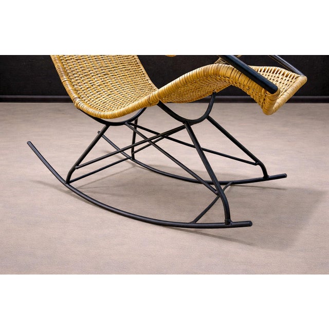 1950s Rocking Chair in Metal & Wicker, Carlo Hauner, 1950s For Sale - Image 5 of 13