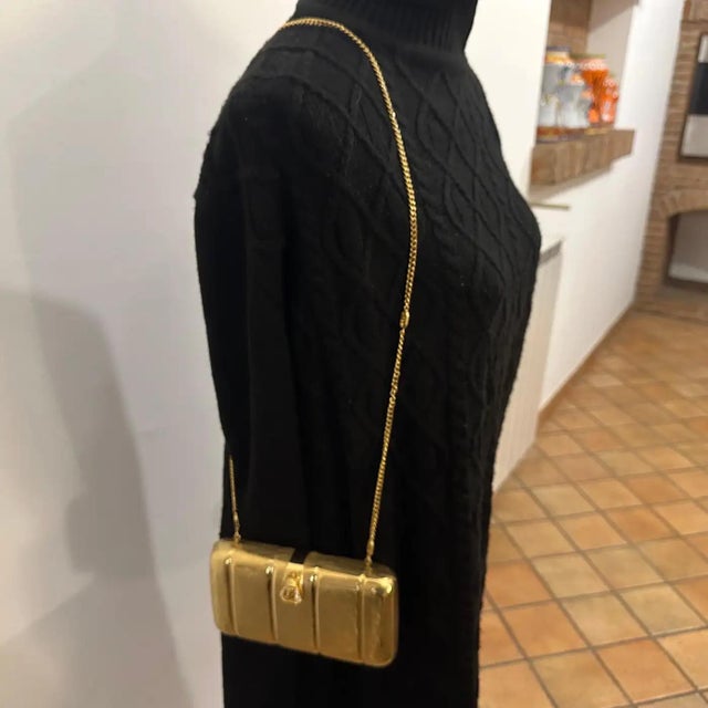 This Scheilan Firenze evening bag is a captivating example of 1980s fashion. Its bold design, metallic finish, and ornate...