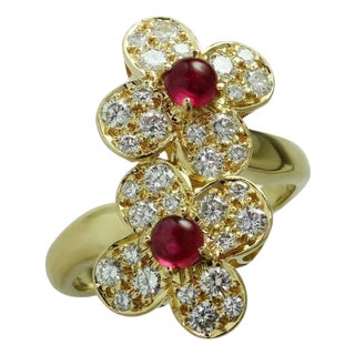 Van Cleef & Arpels Contemporary Ruby and Diamond “Trefle” Ring, 18KY Gold Size 6 For Sale