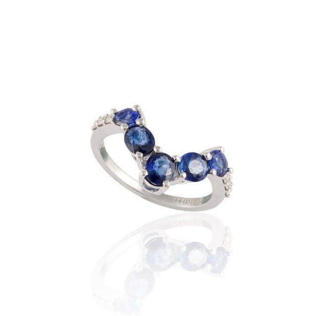 Flanked Diamonds & Blue Sapphire Chevron 'V' Ring Size 7 For Sale In New York - Image 6 of 10