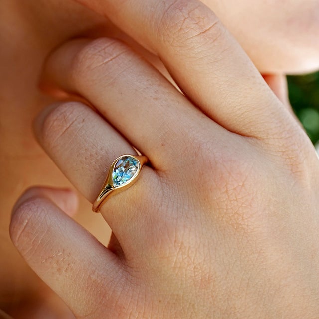 Contemporary Kai Gloria 2ctw Pear Natural Aquamarine Ring Size 6 in 14k Yellow Gold For Sale - Image 3 of 7