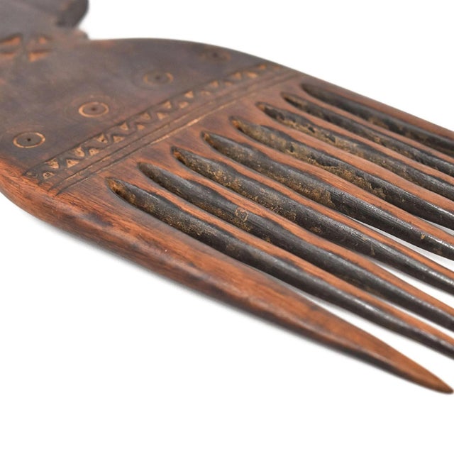 African Early 20th Century Nyamwezi Mwana Hiti Figural Comb Tanzania For Sale - Image 3 of 4