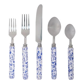 Chinoiserie 20-Piece Flatware Set, White/Blue - Service for Four For Sale