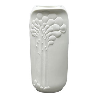 Vintage A.K. Kaiser 666/2 White Bisque Porcelain Modernist Op Art Vase Designed by M. Frey, 1970 For Sale