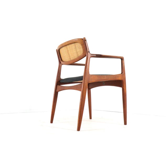 This elegant teak armchair is a refined example of Danish mid-century design, designed by Ib Kofod-Larsen for furniture...