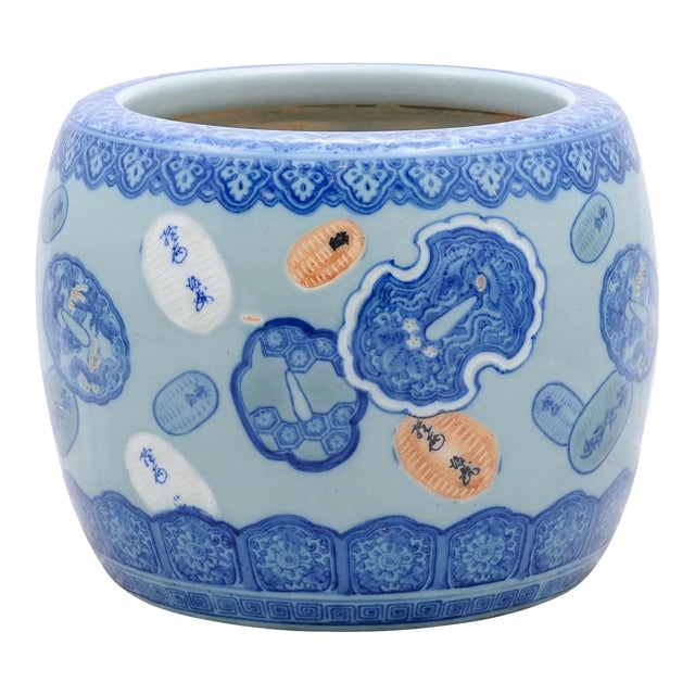 Late 19th Century Asian Porcelain Cachepot with Floating Cartouches Décor For Sale