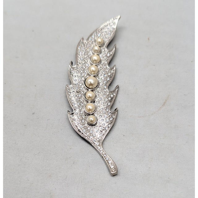 Modern Vintage 1980s Signed Valentino Rhodium Plated Rhinestone & Faux-Pearl Leaf Brooch For Sale - Image 3 of 6