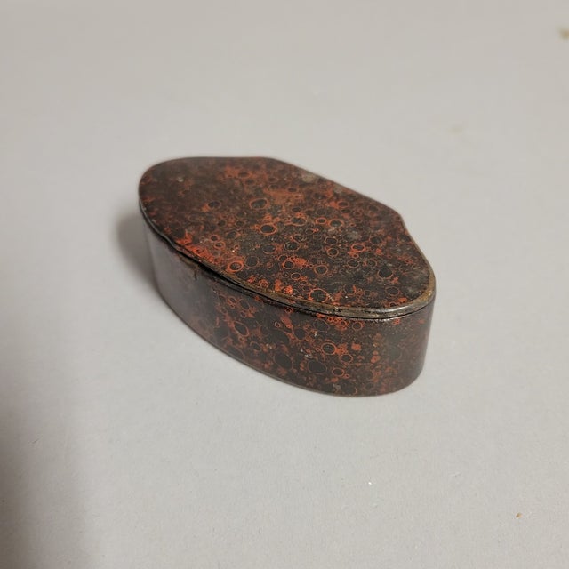 Antique Papier-Mâché Snuff Box With Spotted “Tortoiseshell” Lacquer Finish, 19th Century For Sale - Image 9 of 11