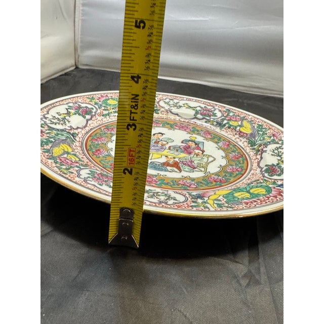 Set of 2 Chinese Famille Rose Porcelain Plates 10" Hand Painted Geisha VTG Gold For Sale - Image 11 of 12