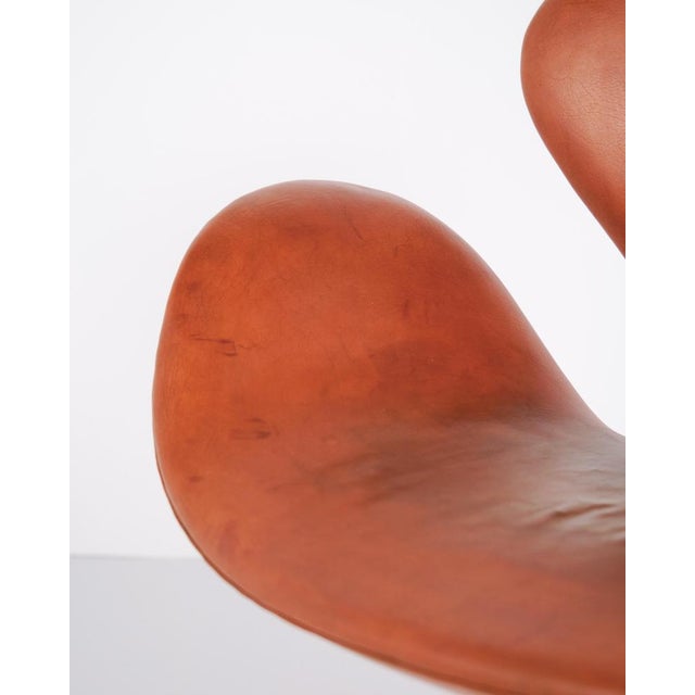 The Swan Model 3320 in Cognac Leather by Arne Jacobsen for Fritz Hansen, 1960s For Sale - Image 6 of 12