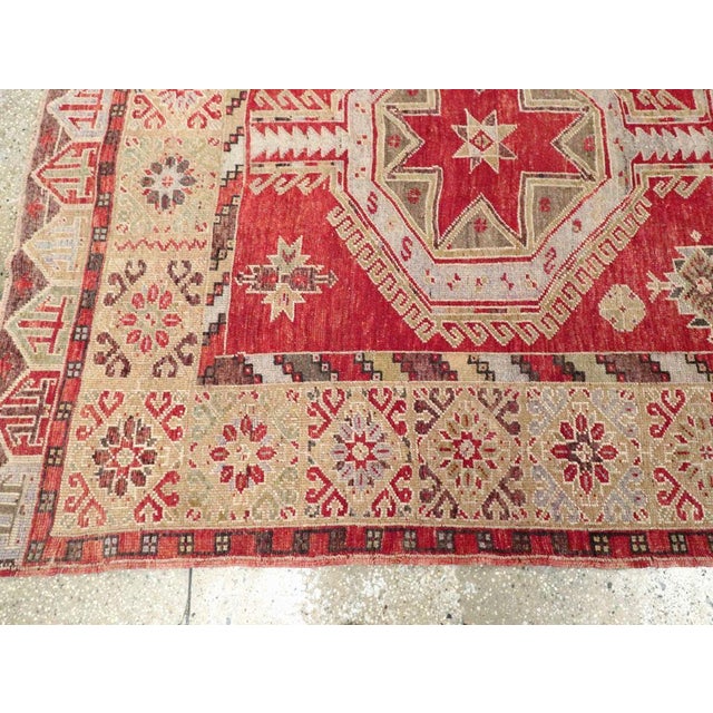Red Galerie Shabab Collection Mid-20th Century Handmade Turkish Anatolian Gallery Carpet For Sale - Image 8 of 10