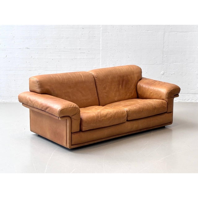 A distinctive two-seater sofa by de sede, crafted in switzerland in the 1970s. This model impresses with its powerful yet...
