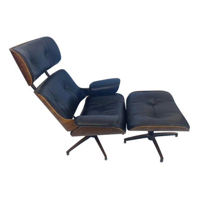 Mid 20th Century Walnut and Black Leather Lounge Chair Ottoman Attributed to PLycraft For Sale