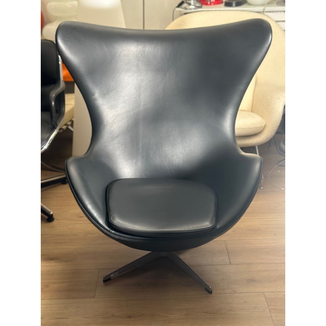 Egg chair in very good condition. Black leather This piece has an attribution mark, I am sure that it is completely...
