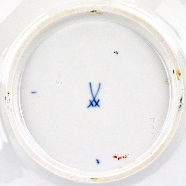 Gorgeous cobalt blue Meissen dish with gilding and delicate floral painting. 20th century. Diameter: 23 cm.