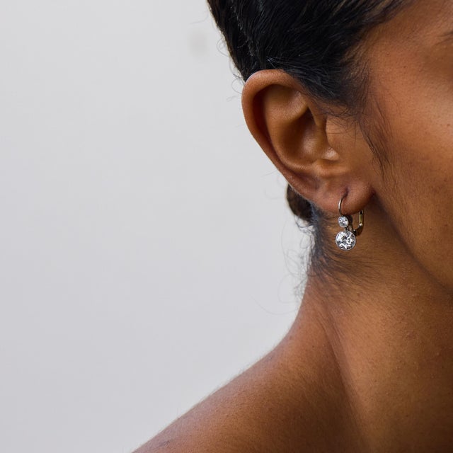 These elegant Edwardian style diamond drop earrings bring together the romance of antique-inspired design with refined...