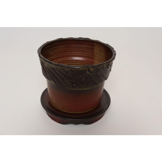 1990s Vintage Crimson Incised Ceramic Planter With Saucer / Stand by Deanna Nichols For Sale - Image 5 of 18