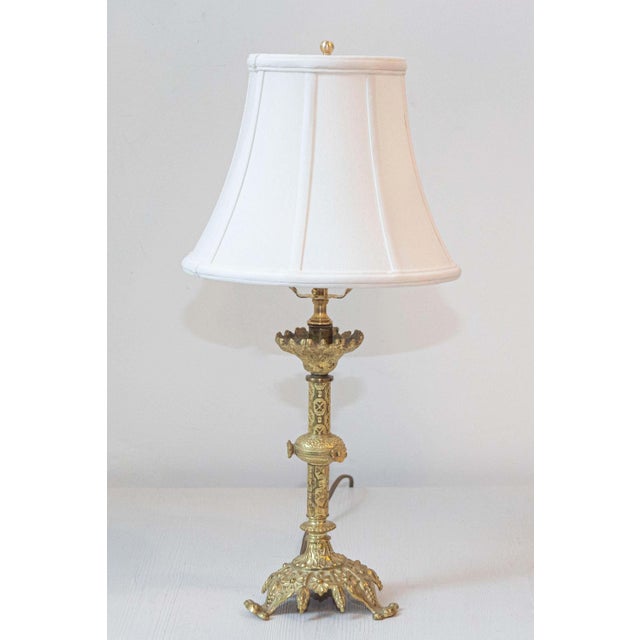 This 20th-century gilded wood lamp exudes timeless elegance with its classic design and original gold leaf gilding, which...