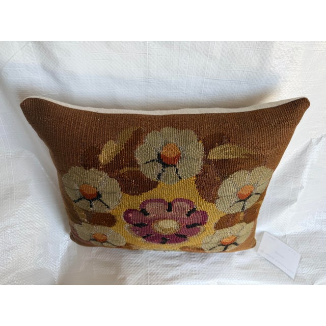 18th Century French Aubusson Wool Tapestry Pillow With Floral Medallion Style For Sale In Los Angeles - Image 6 of 7