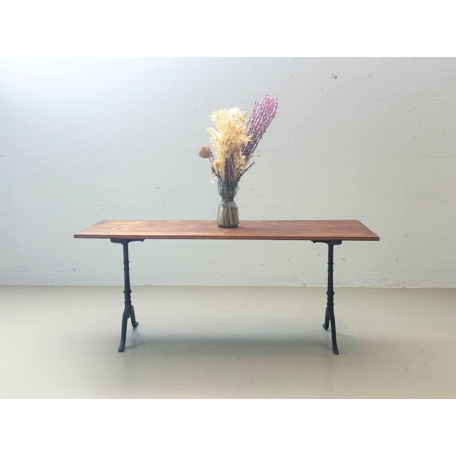 The table is strongly reminiscent of the Horgenglarus bistro table. Its historical industrial design lends the dining...