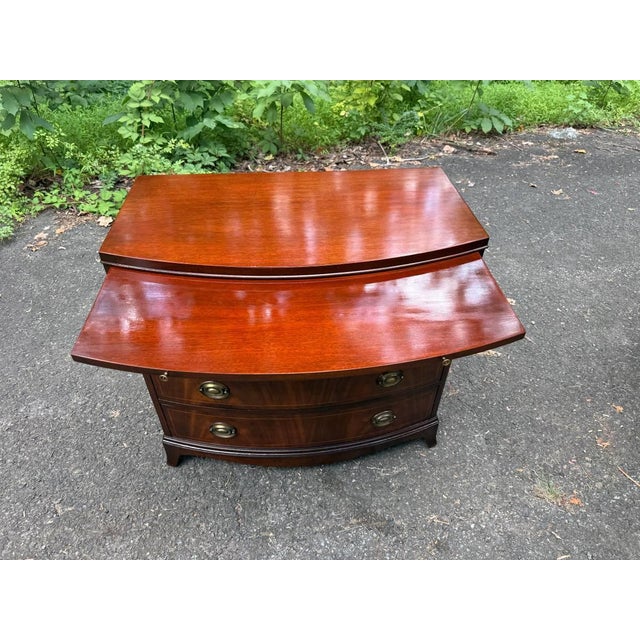 Late 20th Century Georgian-Style Bowfront Flame Mahogany Chest of Drawers by Baker Furniture. For Sale - Image 11 of 17