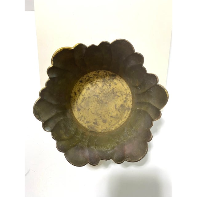 1970s Vintage Brass Lotus Bowl Cachepot – Hollywood Regency Lotus Planter For Sale - Image 5 of 6