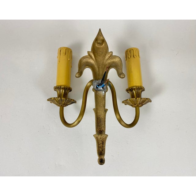 Mid-Century Modern Wall Sconce in Bronze with Fleur-De-Lis Motif, France, 1930s For Sale - Image 3 of 7