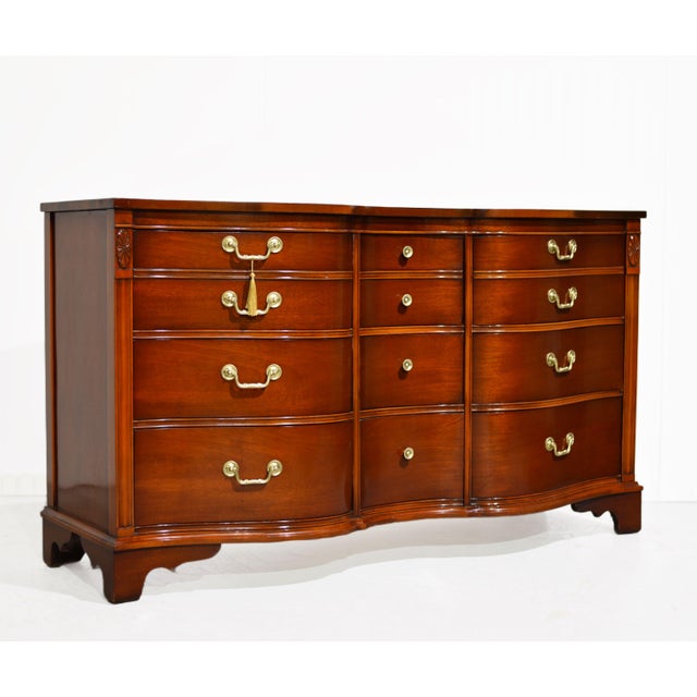 Traditional Mid Century Georgian Mahogany Serpentine Dresser With Brass Bail Hardware For Sale - Image 3 of 12